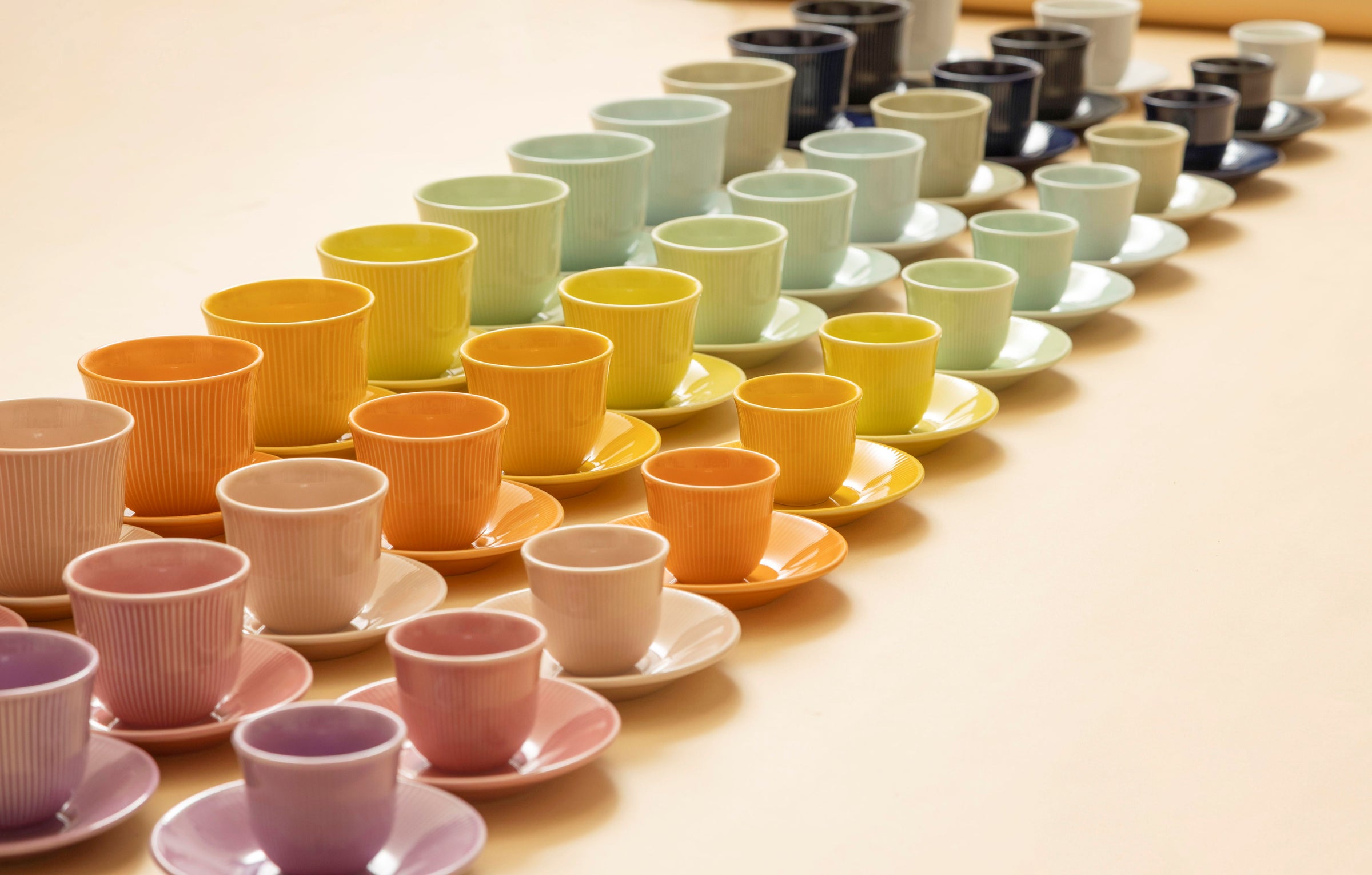 Tazas y platos en distintos acabados de la colección Brewers Embossed